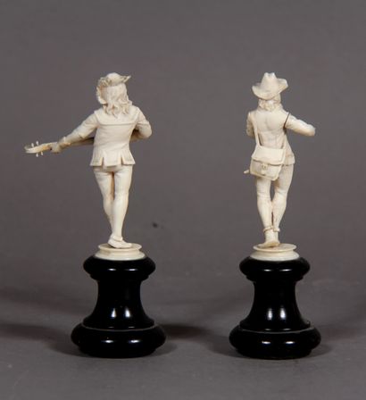 null Deux statuettes en ivoire sculpté formant pendant représentant deux musiciens...