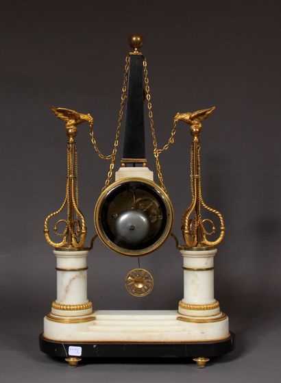 null Pendule portique à l’obélisque en marbre blanc, marbre noir et bronze doré,...