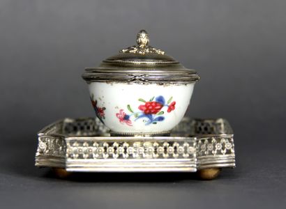 null RISLER SQUARE

Four-legged inkwell, in porcelain with polychrome enamelled decoration...