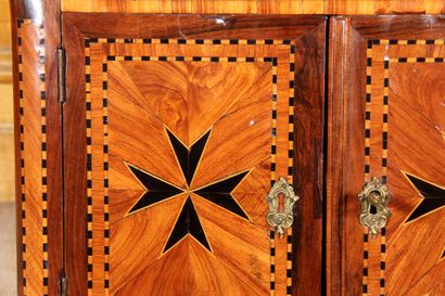null Etagère d’applique à décor marqueté d’une croix de Malte sur fond de bois de...
