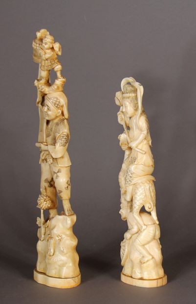 null Deux okimono en ivoire marin, représentant un paysan déroulant un kakemono d’o...