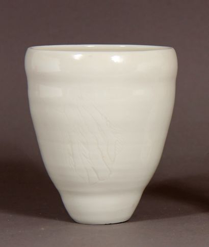 *Vase conique en porcelaine à décor gravé...