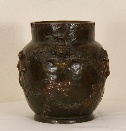 null Joseph Auguste CHERET (1858-1894)

Vase en bronze à patine verte et médaille...