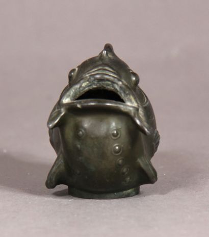 null *Just ANDERSEN (1884-1943)

Petit vase en forme de poisson en métal à patine...