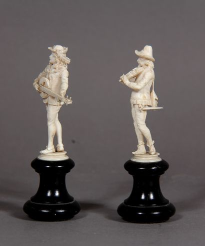 null Deux statuettes en ivoire sculpté formant pendant représentant deux musiciens...