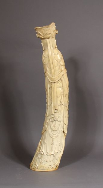 null Grande statuette en ivoire, représentant l’Auguste de jade tenant la tablette,...