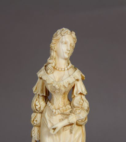 null Statuette en ivoire sculpté représentant une Elégante au collier de perles,...