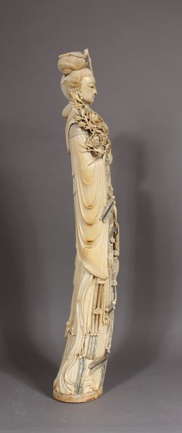null Grande statuette en ivoire, représentant une déesse du printemps tenant une...