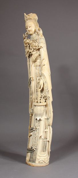 null Grande statuette en ivoire, représentant une déesse du printemps tenant une...