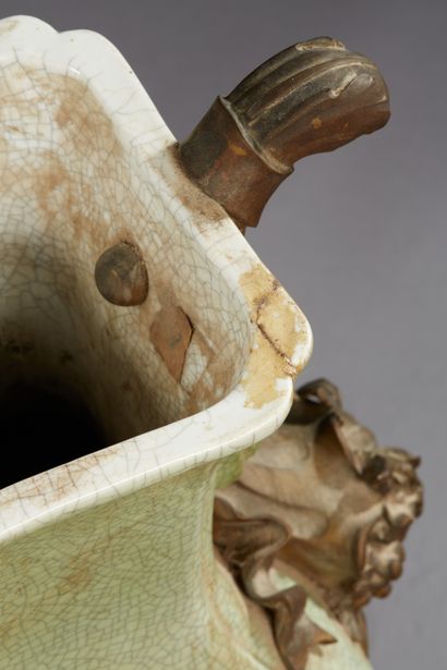 null Paire d’importants vases en porcelaine à couverte céladon craquelée, la monture...