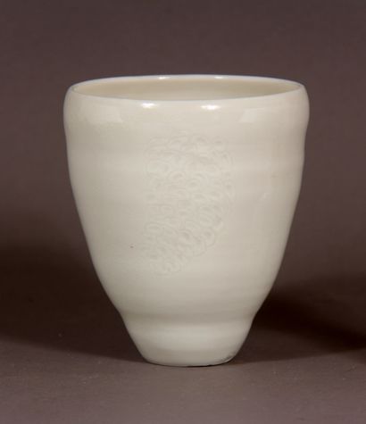 null *Vase conique en porcelaine à décor gravé sous la glaçure blanche, monogramée.

H...
