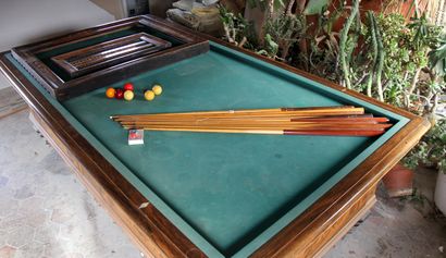 null Billard français à décor marqueté de scènes animées illustrant des tournois...