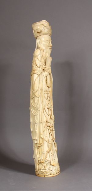 null Grande statuette en ivoire, représentant l’Auguste de jade tenant la tablette,...