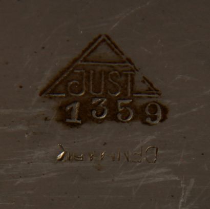 null *Just ANDERSEN (1884-1943)

Coupe polylobée à talon, deux anses boules, signée.

H...