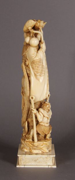 null Okimono en ivoire, représentant un Arhat tenant un chasse-mouche et une branche...
