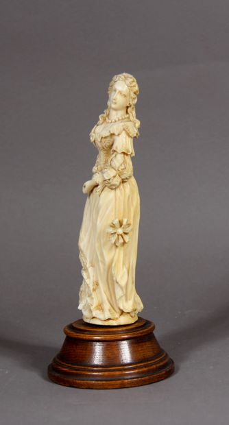 null Statuette en ivoire sculpté représentant une Elégante au collier de perles,...