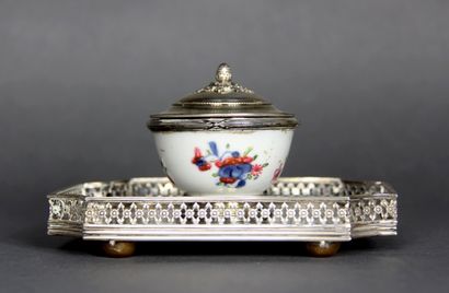 null RISLER SQUARE

Four-legged inkwell, in porcelain with polychrome enamelled decoration...