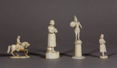 null Ensemble de quatre statuettes en ivoire sculpté :

-	2 statuettes représentant...