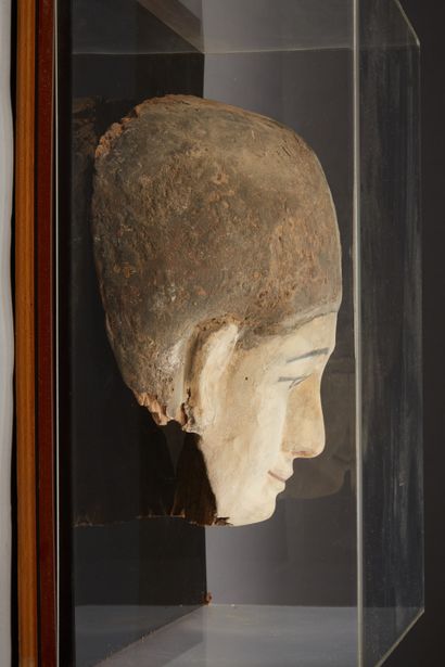 null Fragment de cuve de sarcophage représentant une femme à la carnation blanche...