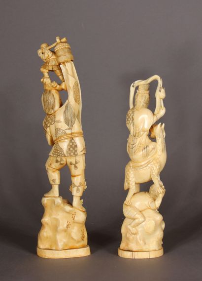 null Deux okimono en ivoire marin, représentant un paysan déroulant un kakemono d’o...