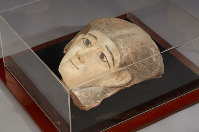 null Fragment de cuve de sarcophage représentant une femme à la carnation blanche...