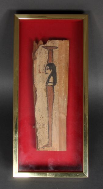 null Planche peinte représentant une figurine momiforme coiffée d’une longue perruque...
