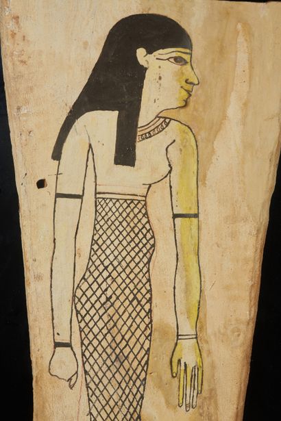 null Planche de sarcophage représentant une femme debout à droite, portant une perruque...