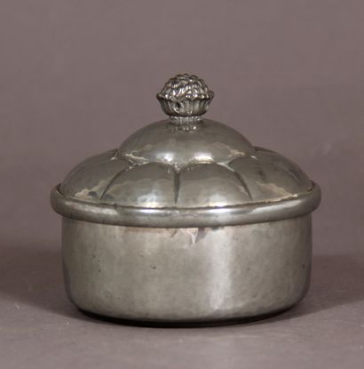 null *Just ANDERSEN (1884-1943)

Coupe polylobée à talon, deux anses boules, signée.

H...