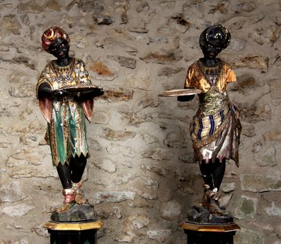 null Couple de nubiens serviteurs en bois sculpté, polychrome et doré, représentés...
