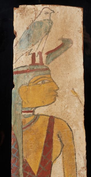 null Planche de fond de sarcophage représentant une figurine féminine debout portant...