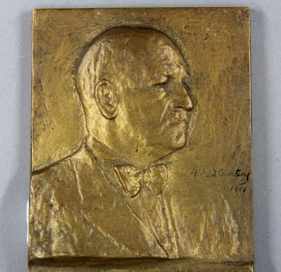 null Alfred COURTENS (1889-1967)

Sir Edgard Sengier, KBE

Plaque en bronze dorée,...