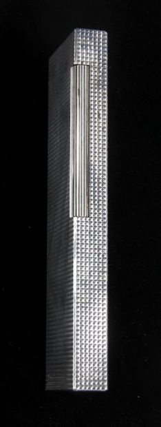 null St DUPONT

Briquet de table en métal argenté en pointes de diamant.

L : 14...