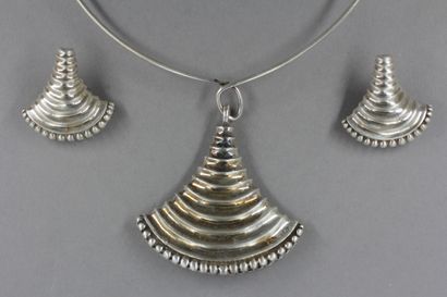 null ZOLOTAS

Half set in 925°/°° silver signed including a rigid necklace with pendant...