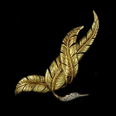 null Leaf brooch in 18k yellow gold and white stones, Moroccan work, weight: 14.8...