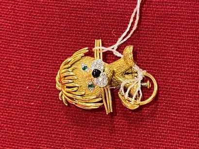 null 
Broche Lion ébouriffé en or jaune et or gris ciselés 18k, la truffe ornée de...