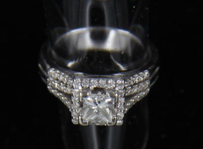 null 
Ring in 18k white gold set with a square diamond shouldered with roses, TDD:...