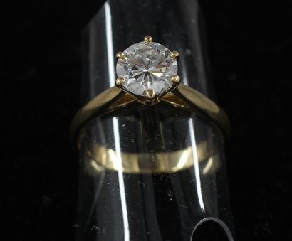 null 
Bague solitaire en or jaune 18k sertie d'un diamant taille moderne d'en.1 cts,...