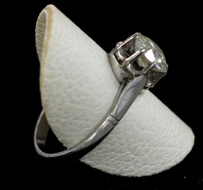 null Solitaire ring in 18k white gold set with an antique cut diamond of approx.1.5...