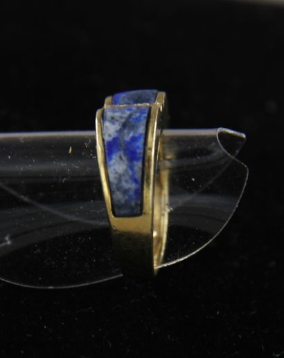 null 
18k yellow gold ring set with lapis and white stones, TDD: 49, raw weight:...