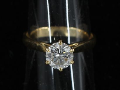 null 
Bague solitaire en or jaune 18k sertie d'un diamant taille moderne d'en.1 cts,...