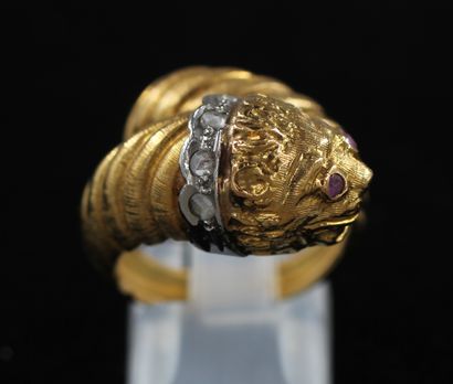 null 
Bague torsadée terminée par une tête de lion en or jaune et gris 18k, collier...