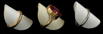 null Batch:

- Two rings in 18k yellow and white gold, weights: 4.2-2.2 g.

- Ring...