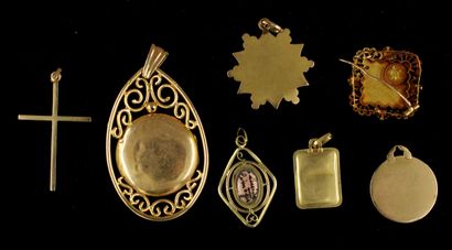 null *Lot of six pendants and one brooch in 18k yellow gold, weight: 10.3-4-1.3-2.2-1.1-1.9-2.1...