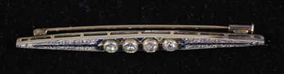 null Broche ligne en or gris 18k sertie de quatre diamants taille ancienne (crapauds)...