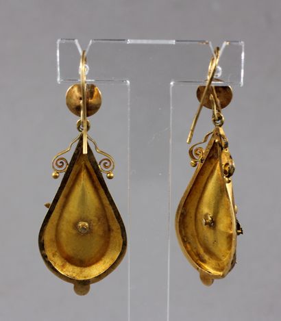 null Pair of teardrop-shaped sleepers in 18k yellow gold and a pink stone with relief...