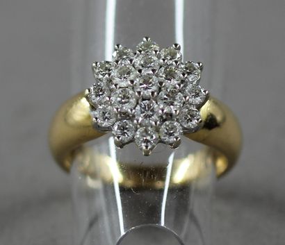 null 
Flower ring in 18k yellow gold and pavé of brilliants, TDD: 50, raw weight:...