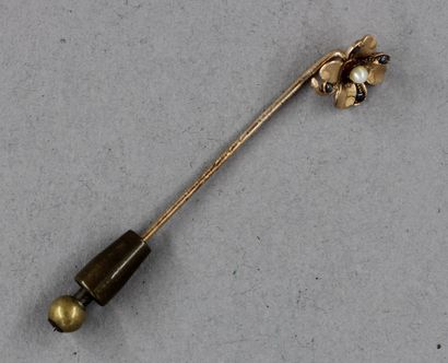 null Tie pin in 14k yellow gold in the shape of a flower decorated with a pearl,...