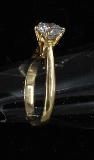 null 
Bague solitaire en or jaune 18k sertie d'un diamant taille moderne d'en.1 cts,...