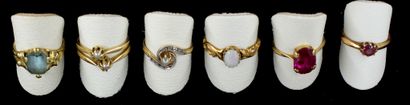 null Six rings in 18 k yellow gold with coloured stones, pds rough: 3, 4-1, 5-3,...