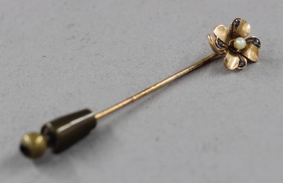 null Tie pin in 14k yellow gold in the shape of a flower decorated with a pearl,...